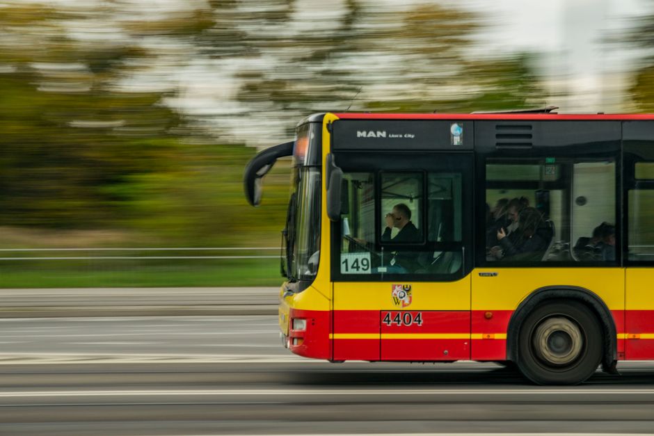 Een buschauffeur van Connexxion achter het stuur van een moderne bus, klaar om passagiers te vervoeren in Nederland.