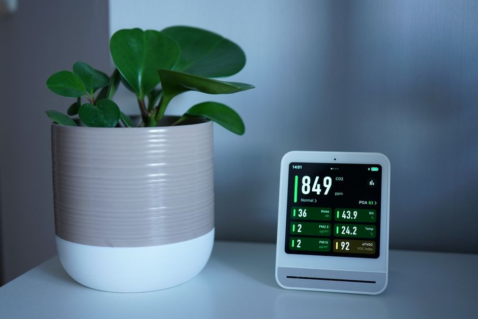 Een moderne combi luchtreiniger en ontvochtiger in een woonkamer, ideaal voor een gezondere luchtkwaliteit.