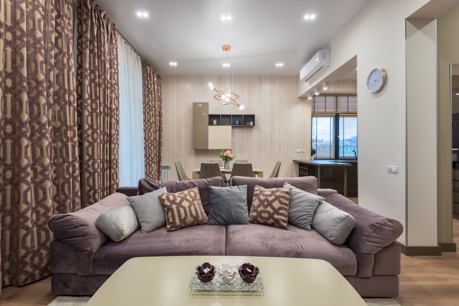 Een elegante kamer met pluche gordijnen in warme kleuren, perfect onderhouden voor een luxe uitstraling.