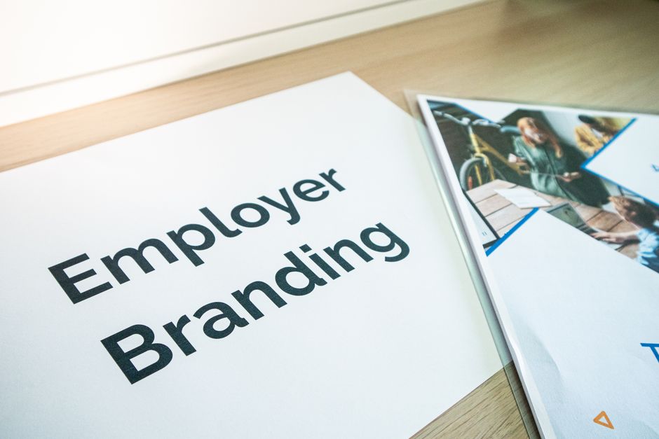 Een groep HR-specialisten bespreekt effectieve oplossingen voor werkgevers in de arbeidsmarkt.