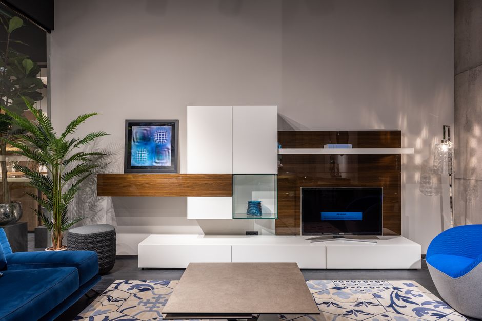 Een stijlvol en compact tv-meubel van 120 cm in een moderne woonkamer met een opgeruimde uitstraling.